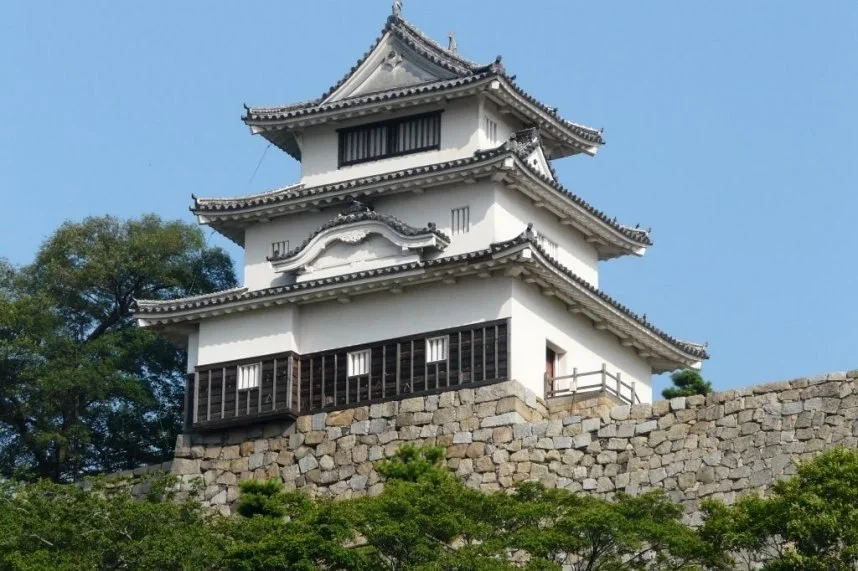 丸亀城:石垣と鮮やかなコントラストを奏でる白亜の天守閣