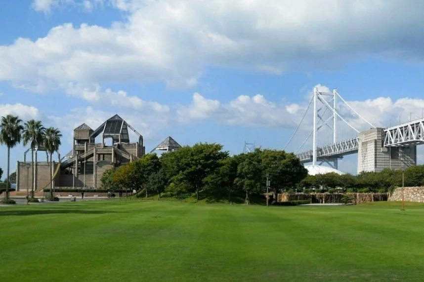 瀬戸大橋記念公園:ペットと一緒に楽しめる、広くて開放的な公園