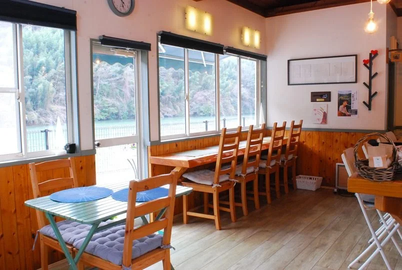 アウローラ(リバーサイドカフェ):〈アウローラ〉の店内