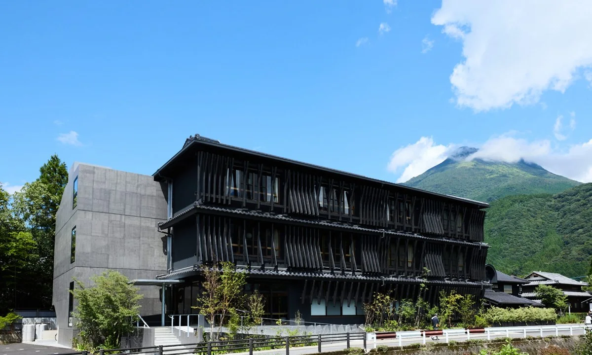 榎屋旅館:青空の下、榎屋旅館の外観。奥には由布岳が見える