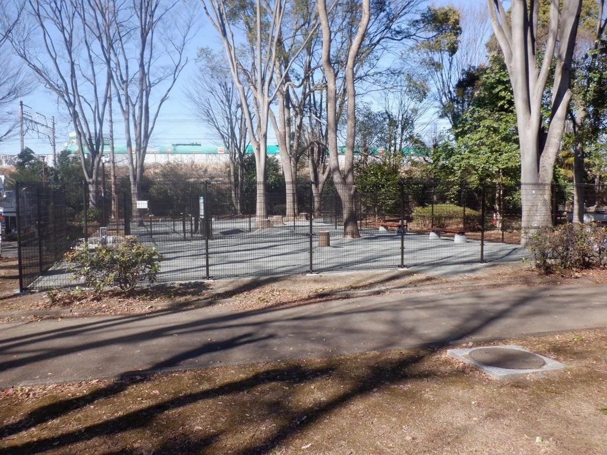 北野公園ミニドッグラン:ドッグラン側面